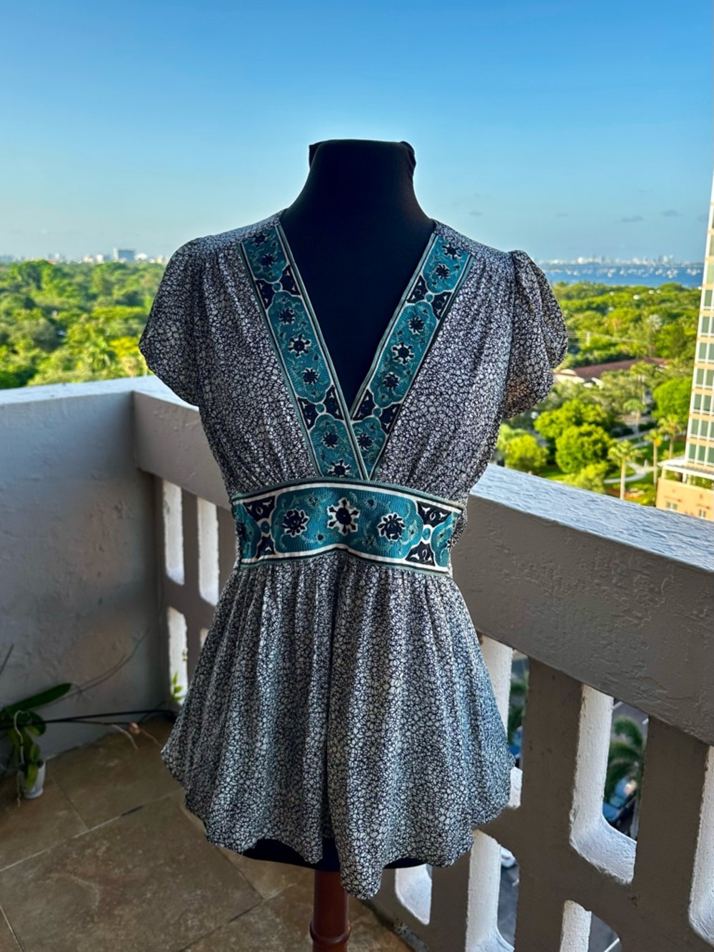 Corey Lynn Calter Embroidered Teal Trim Tie Back Blouse Size 4